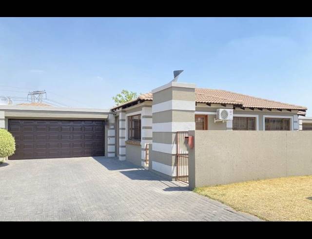 3 BEDROOM TOWNHOUSE FOR SALE IN ARUNDO ESTATE